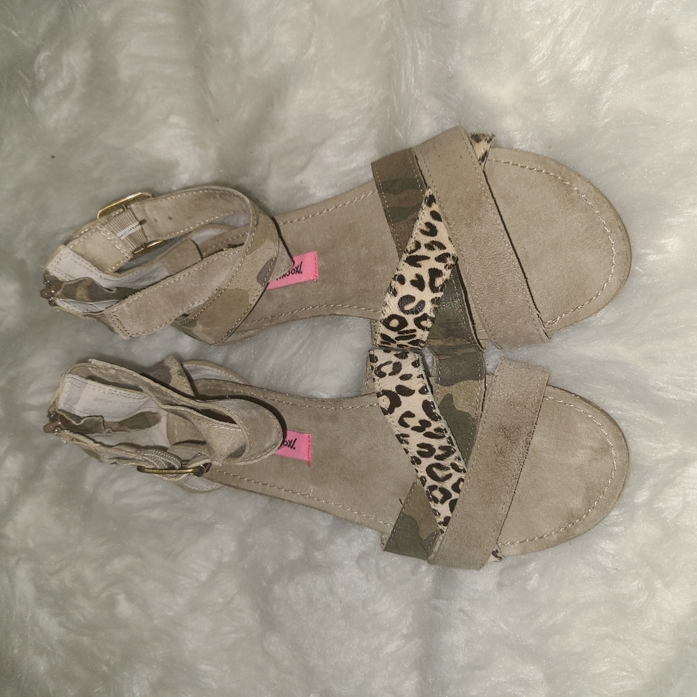 Betsey Johnson Size 9 Leopard & Camo Sandals